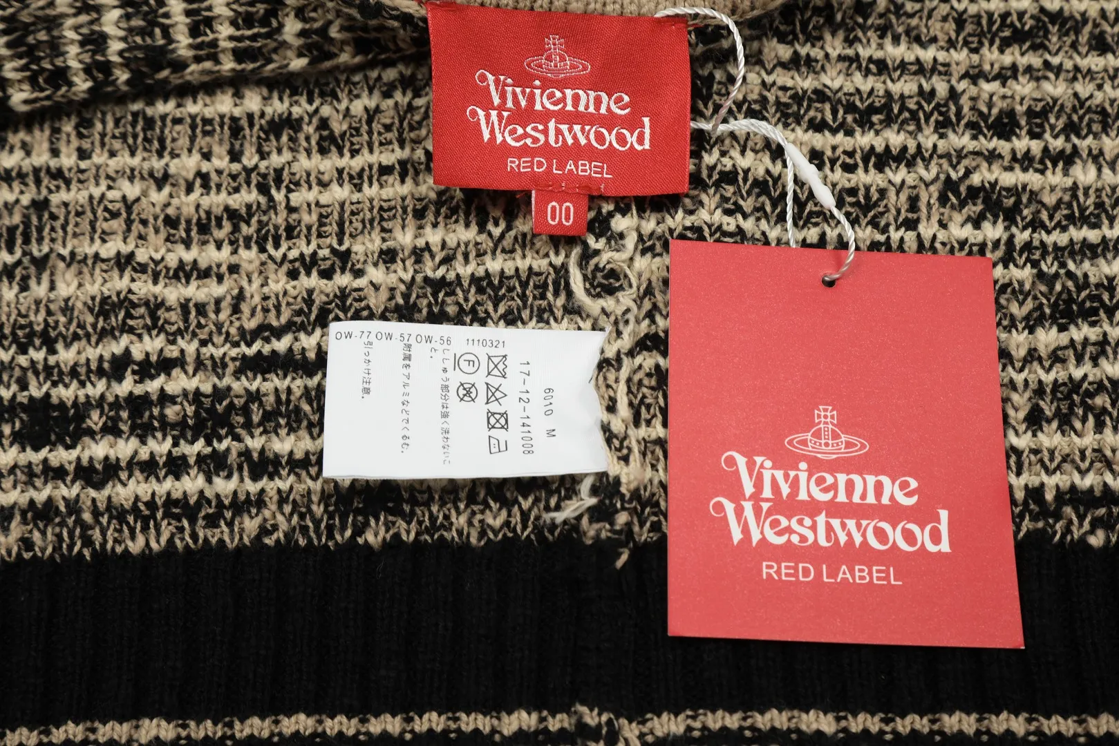 VIVI123 vivienne west wood Tokyo limited show in October 24 is coming. Really good-looking. 5 colors of different threads interlaced and woven. Embroidered logo LoGo icon. Big letter buttons. West Queen Vivienne heavy industry show limited cardigan. Knitted sweater wool. 2024 autumn latest style. Size: S -M- L. Color: brown, blue and purple.